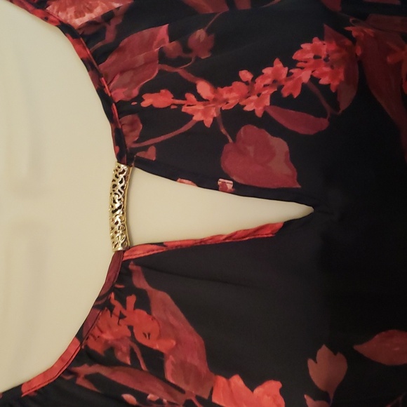 BCX Large Peep Shoulder Floral Blouse Red/Black - Picture 2 of 7